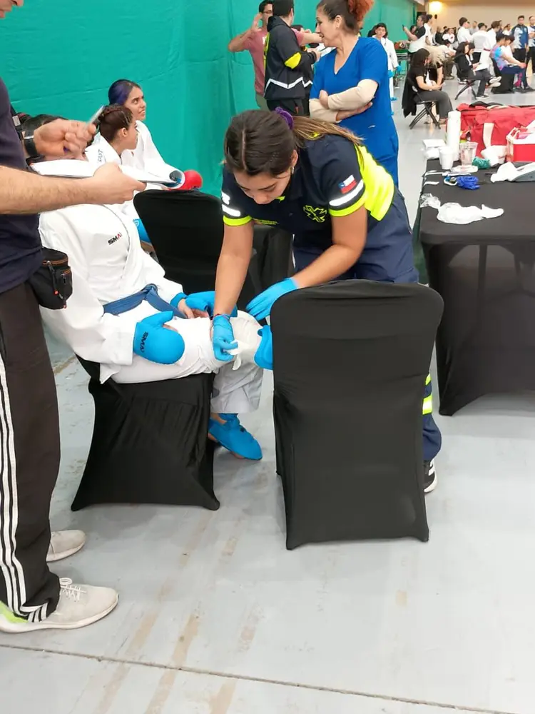 Integrante de S.M.U.R. atendiendo a una deportista en un torneo