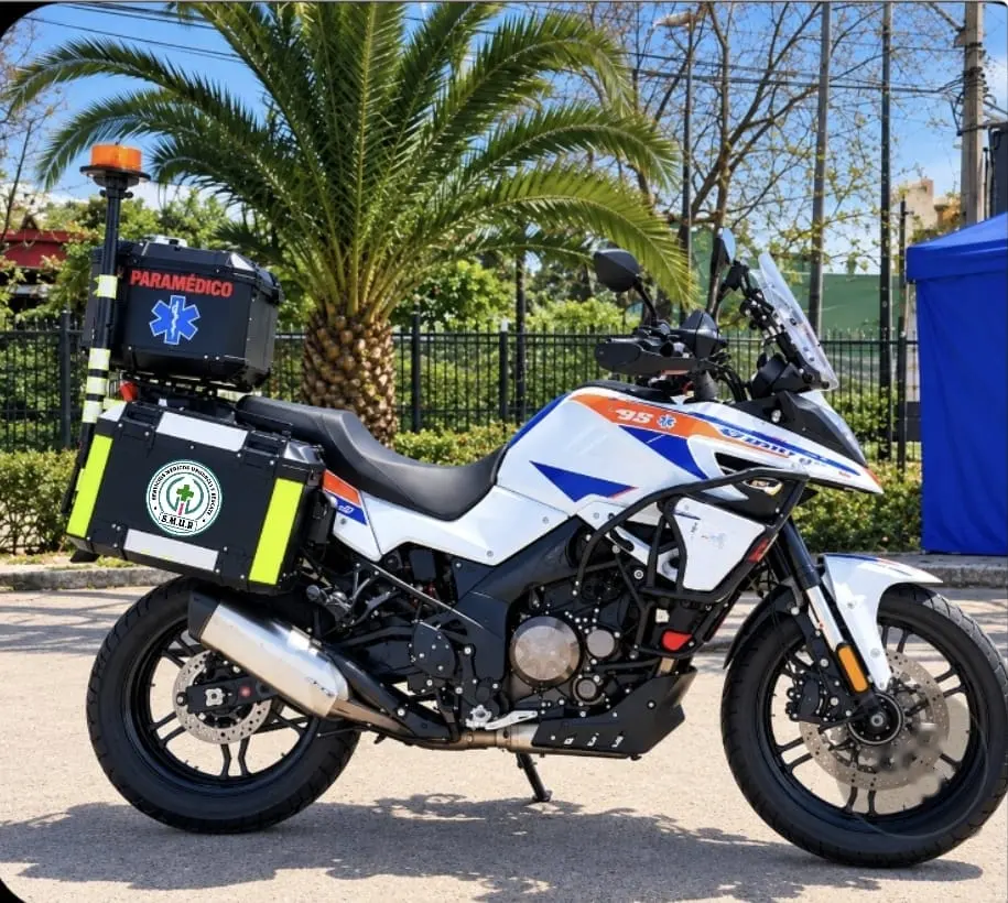 Moto de rescate de intervención rápida con maletas de paramédico